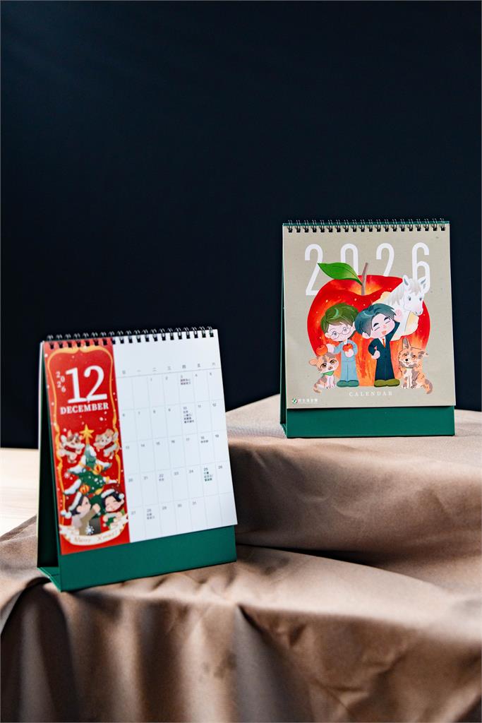 快新聞／最台聖誕禮物！民進黨Ｑ版政績桌曆《平安順心護台灣》亮相　週三起開放領取