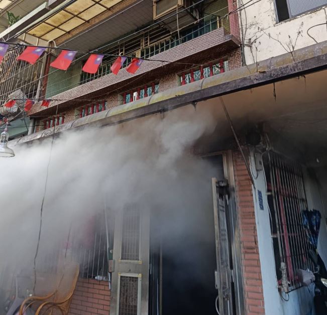 基隆公寓火警竄出大量濃煙　住戶驚逃：煙好大