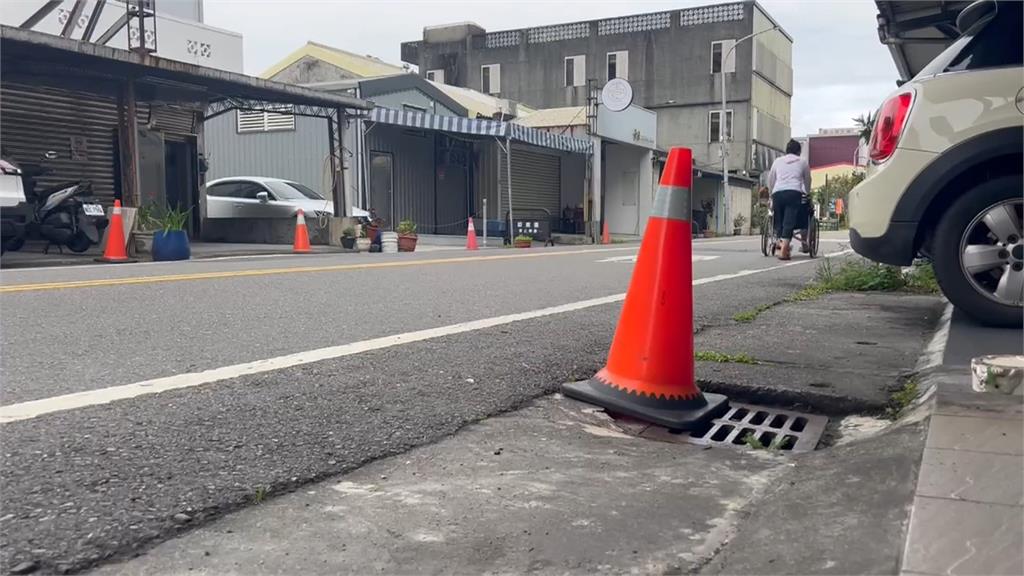 宜蘭轎車「推三角錐」開數百公里　對向駕駛目擊笑翻