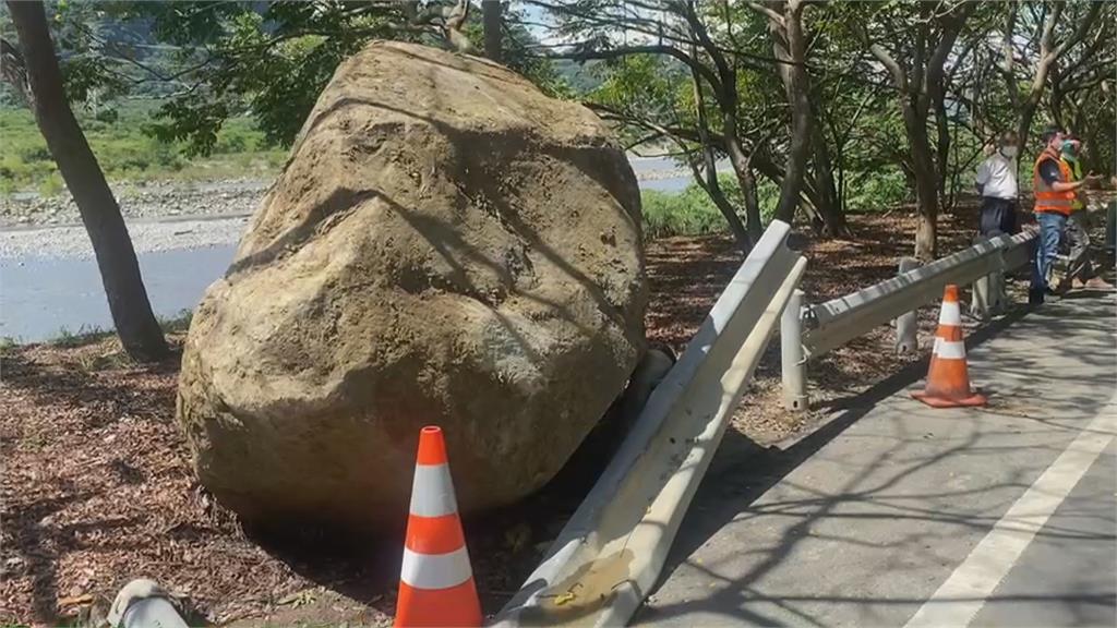 山壁崩塌土石流阻鐵軌 台鐵集集支線不通 估週日搶通