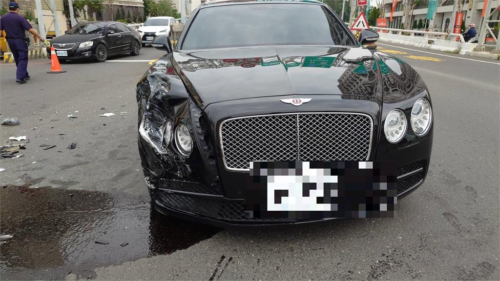 吃力!轎車迴轉撞凹千萬賓利 目擊者驚呼:撞到「房子」了