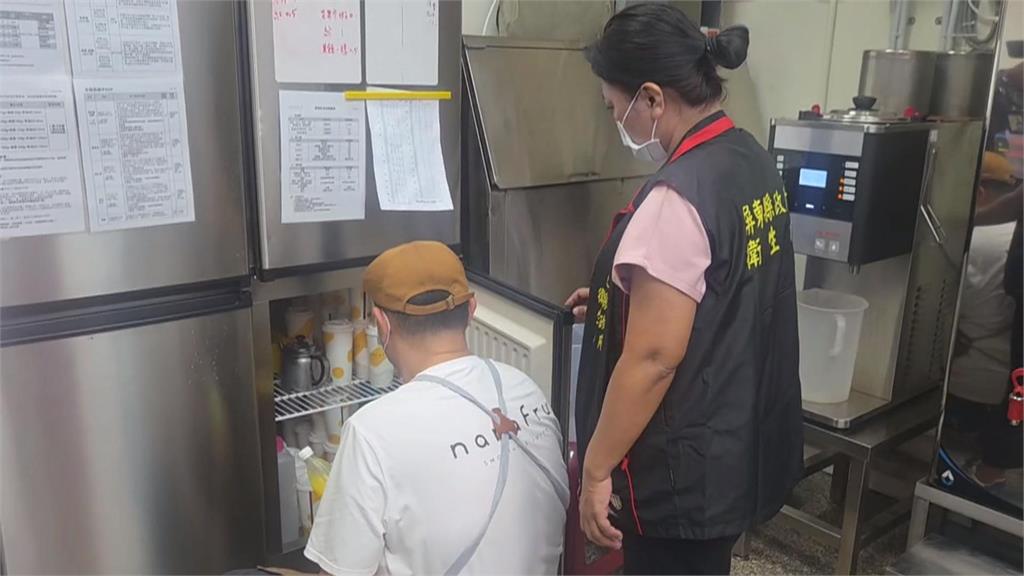 又爆食安！手搖飲裡驚見塑膠袋　業者回應「不可能」　衛生局稽查