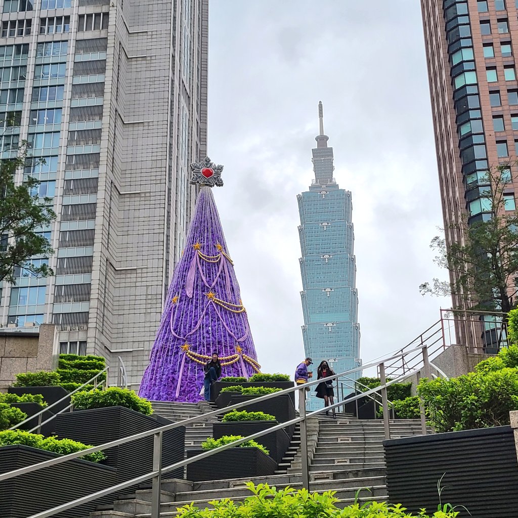信義區耶誕樹「全紫造型」外國人看傻！吐槽此生看過最醜：像三角錐