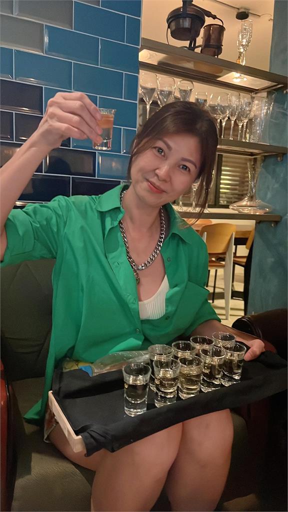 小禎出賣媽媽逆齡少女照!秀秀「超仙辣腿」讓萬名網友暴動:過分了
