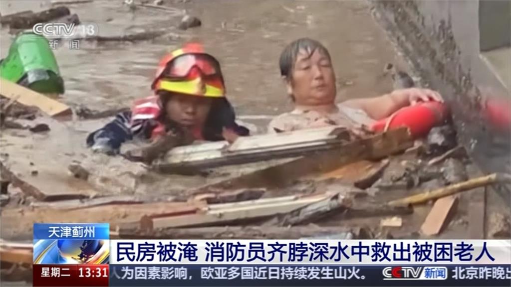 中國天津暴雨「水淹脖子」 甘肅道路積水車輛全泡水