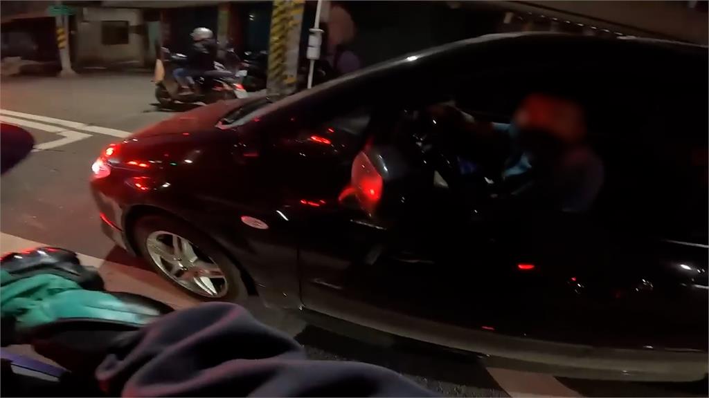 逼機車去騎路肩!駕駛喊「黃牌才能騎混合道」 他怒回:去讀好交通法規