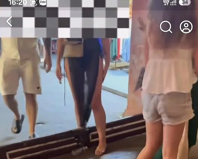 金髮正妹逛古蹟穿「黑高衩透視裝」比基尼看光！女導覽員「1句勸離」全網力挺