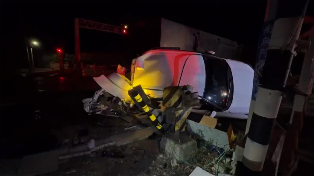 台鐵新埔副站長開車闖平交道　高舉雙手擋火車畫面曝