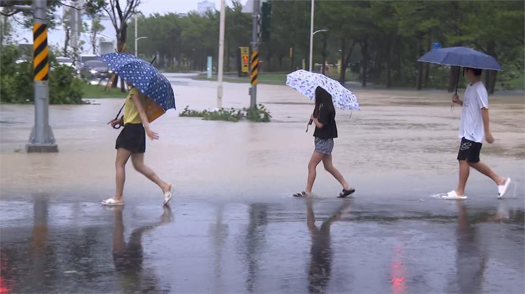 山陀兒登陸瞬間強降雨！　高雄美術館豪宅區又淹成黃河