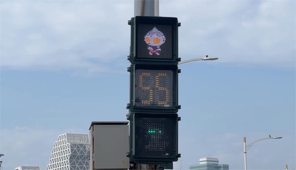 超人力霸王降臨高雄愛河灣　渡輪、輕軌「全城應援」