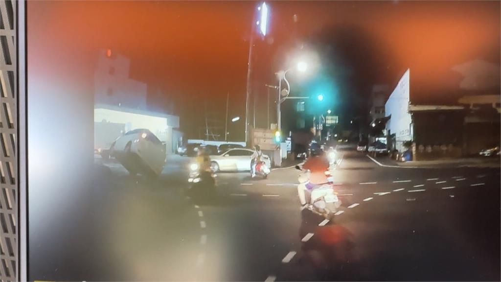 宛如特技 南投轎車自撞庇護島 兩輪慢動作側翻