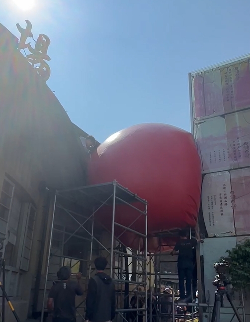 快新聞／「紅球」被鷹架刺破消風　台南文化局：下午3點開放「展出時間延後」