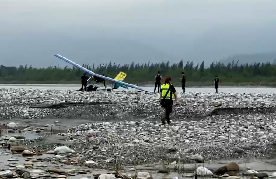 花蓮壽豐輕航機引擎熄火迫降溪床 教練、乘客無礙