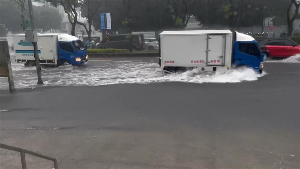 桃園午後強降雨狂炸 桃機二航廈大廳驚見「水濂洞」