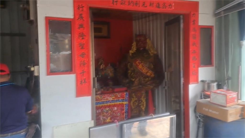 高雄回收場惡火狂竄! 3工作人員冒險衝火場搶救神尊