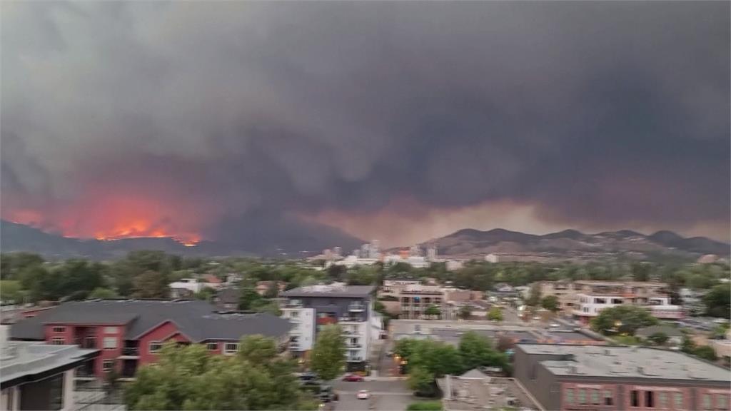 加拿大西北領地野火狂燒　3萬人連夜開車、搭機撤離