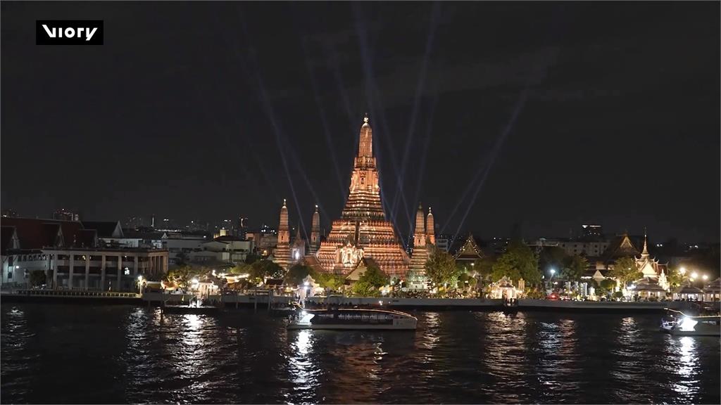 泰國昭披耶河燈光秀 無人機排列寺廟、船隻形狀超壯觀