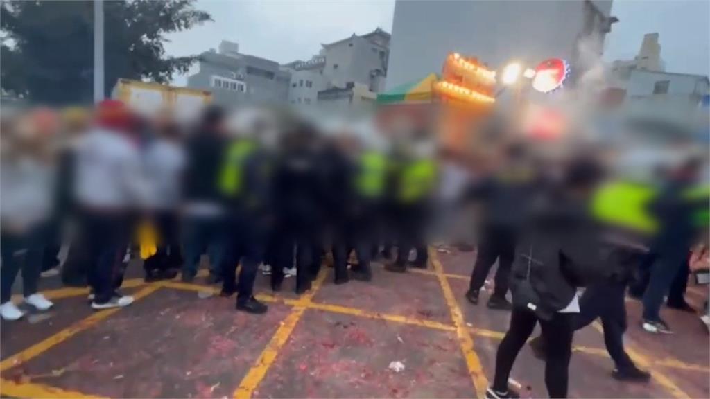 台東2男朝繞境隊伍丟炮竹引發街頭大亂鬥 警快打部隊到場拿辣椒水驅離