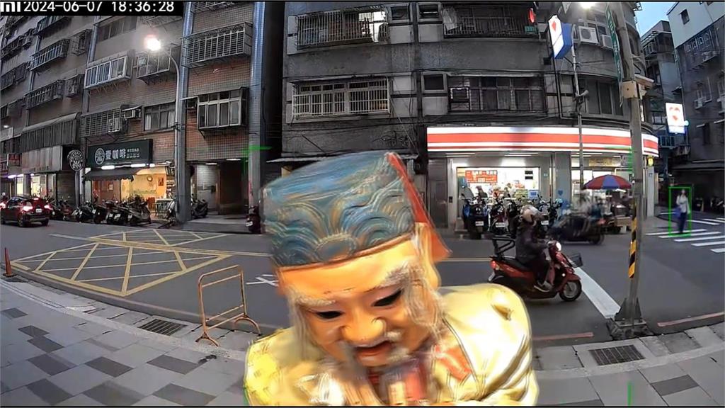 土地公又來了!男批麻布袋乞討 新莊店家嚇傻:像在下降頭