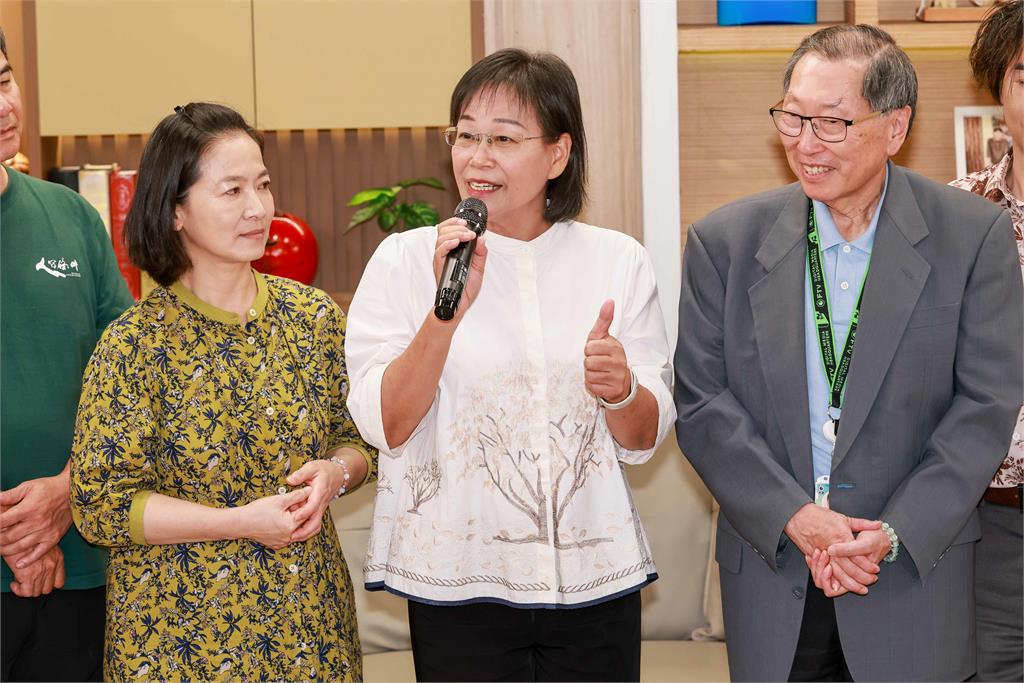 雲林產地直送！副縣長謝淑亞攜農特產進擊民視 探班《豆腐媽媽》慶收視第一送「大粽」