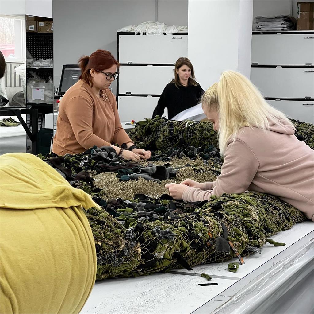 美麗而強悍!烏克蘭婚紗品牌齊力抗俄 精品級手工趕製軍用背心