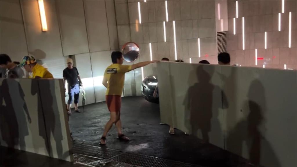 肉身擋水? 左營大樓住戶合力推水閘門 化解淹水危機