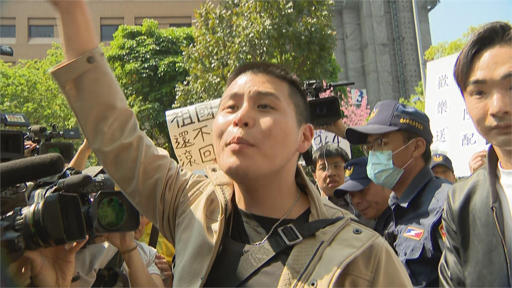 快新聞/亞亞現身籲收回成命 八炯閩南狼當面開嗆、民舉8964手板要她離境