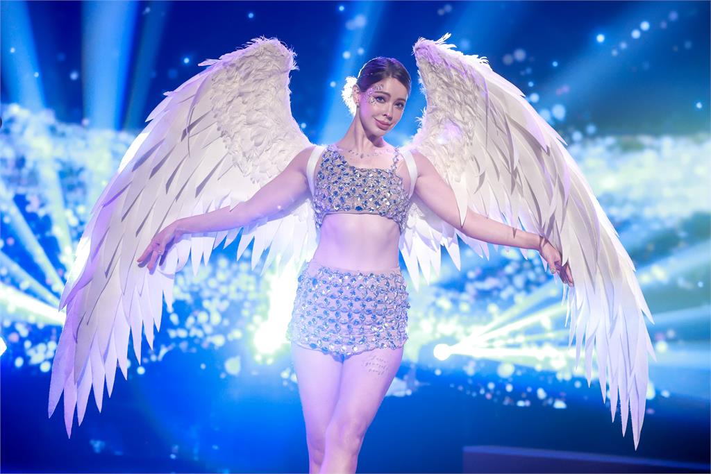 安妮超仙天使扮相挑戰「無重力高空鋼管」！全台灣只有她能挑戰