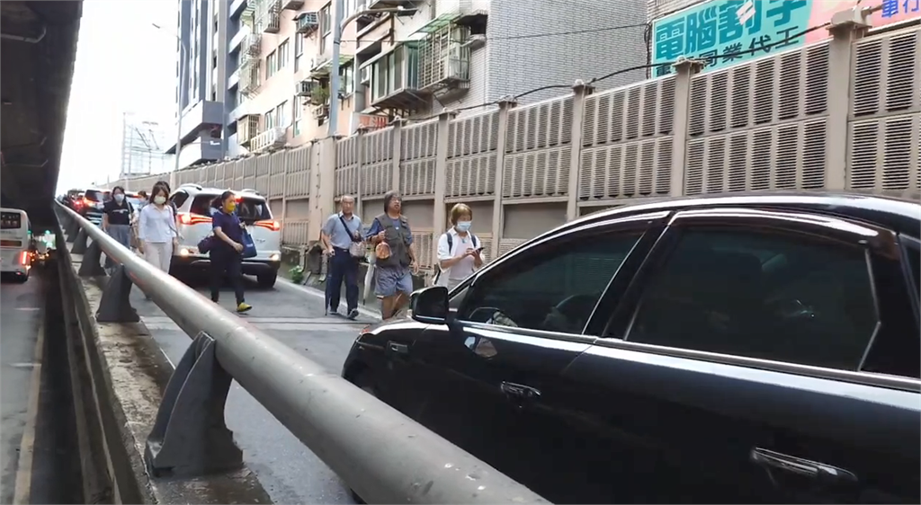 快新聞/提早改道!拖板車載運鋼構翻覆 三重中山橋往台北方向全面封閉