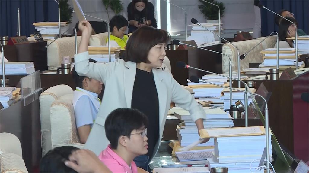 盧秀燕赴議會專案報告豬瘟再鞠躬致歉　綠議員不買單！怒摔報告書批「漏洞百出」