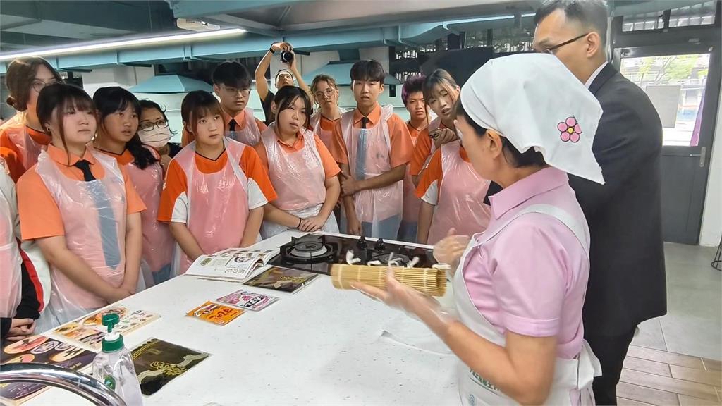 桃園、千葉締盟姊妹市十週年　　高中手作太捲祭典壽司