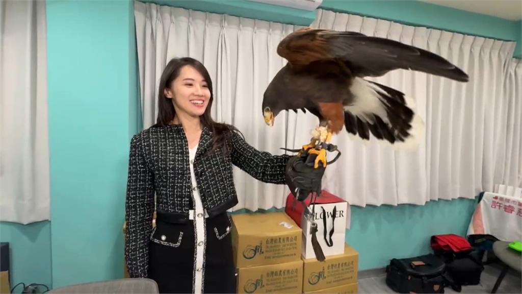 美女與野獸! 議員偕老鷹拍寫真月曆