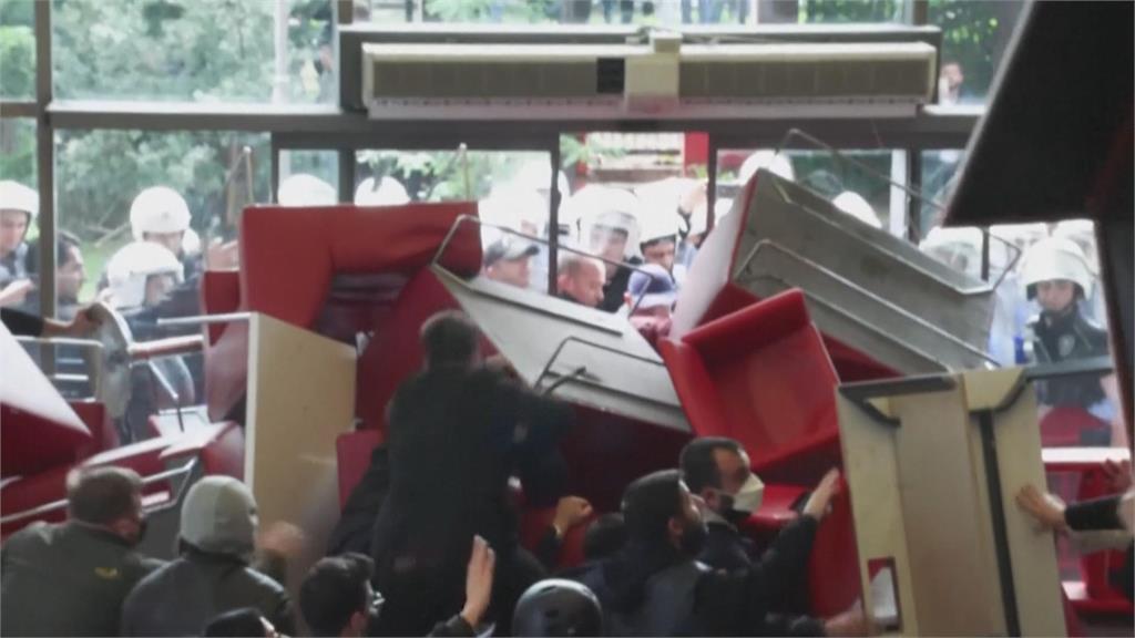 土耳其鎮暴警察剿反對黨總部 反對黨主席遭裁定撤職