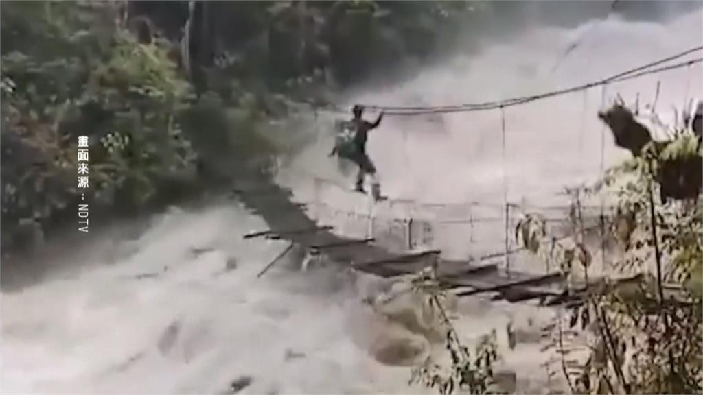 驚險瞬間! 印度吊橋遭洪水淹沒 男竟腳踩繩索過橋
