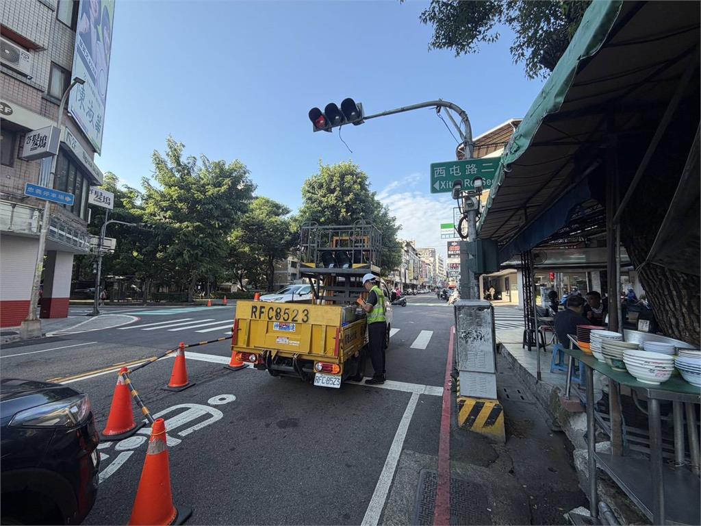 快新聞／超扯一幕！台中路口天降「紅綠燈」　網友嚇傻PO網：機率多高？