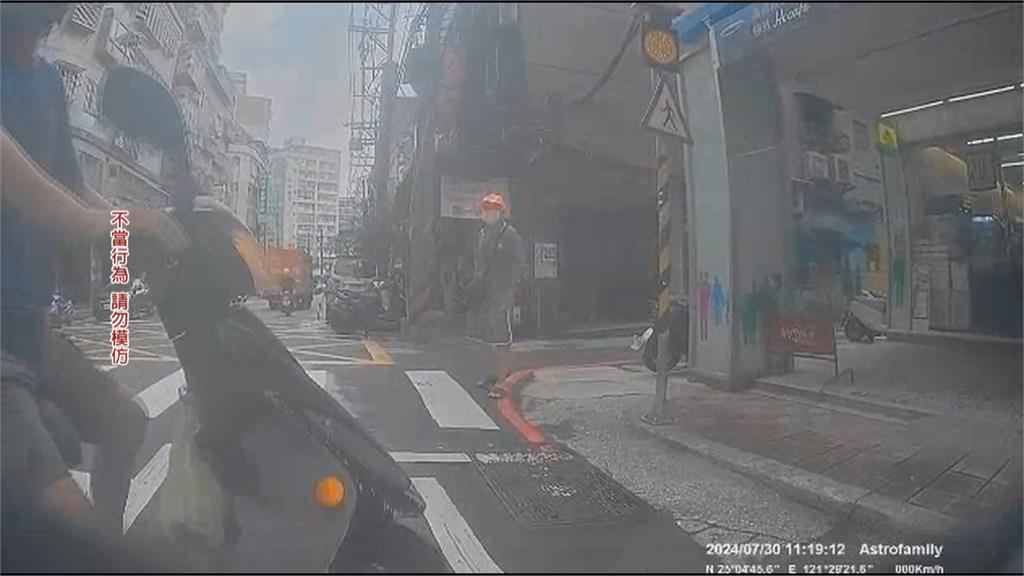 不滿被按喇叭 騎士攔車、飆罵不雅字眼挨告強制罪