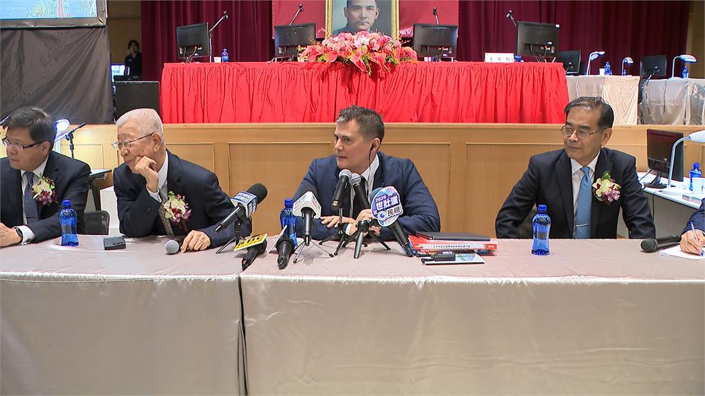徐旭東虧皮衣過時 黃仁勳一句「老婆挑的」全場笑翻