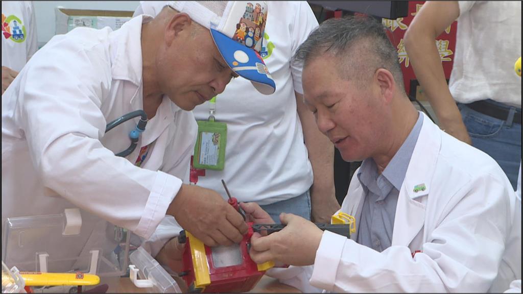 桃中埔國小創「玩具醫院」　七旬長者攜手小學生搶救故障玩具