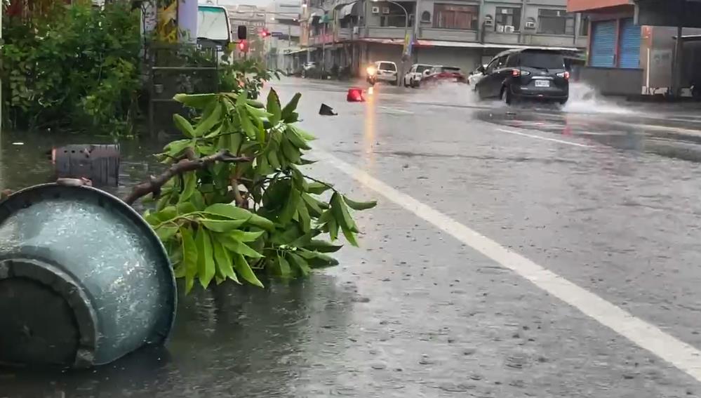 快新聞／山陀兒帶強大風雨！　屏東東港東津里清晨起「水漫街頭」