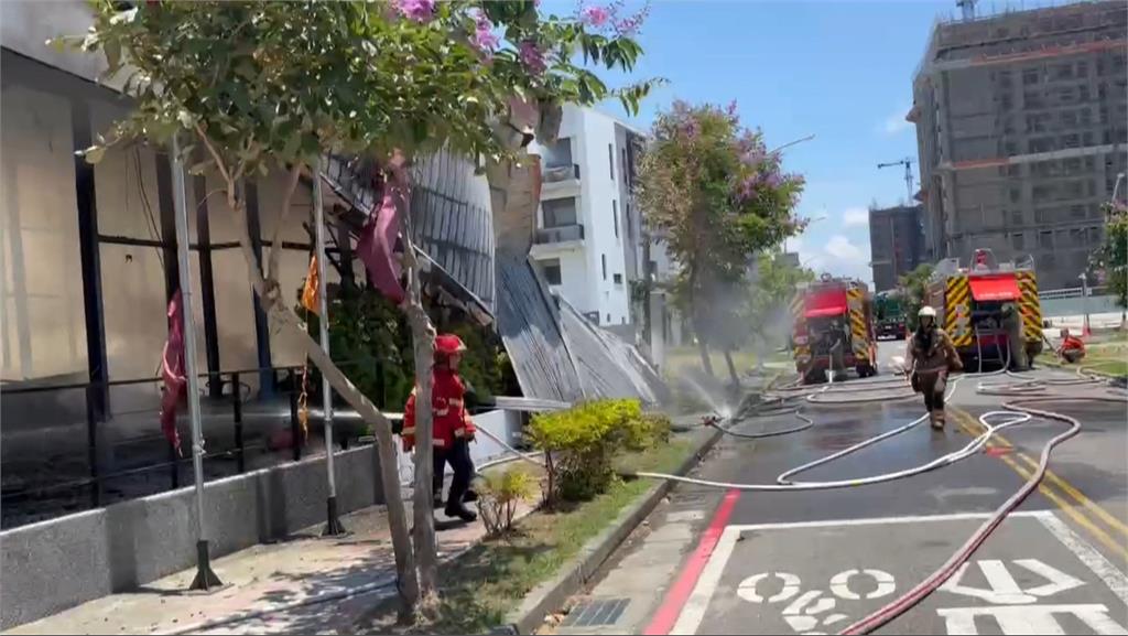 台南九份子重劃區接待中心大火 疑隔壁燒雜草釀禍
