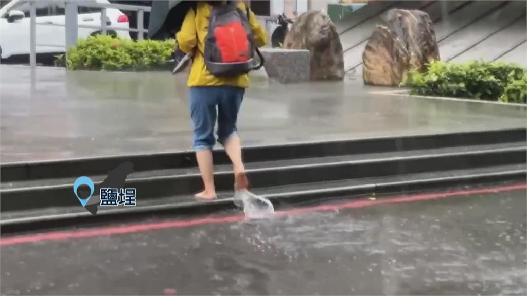 高雄泡泥水中！水淹及膝一度封路　市府撤逾2千山區居民