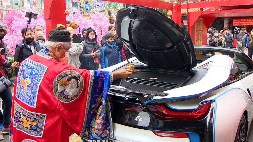 淨車過火保平安!台中12輛超跑一字排開 市價破2億元「元宵另類車聚」
