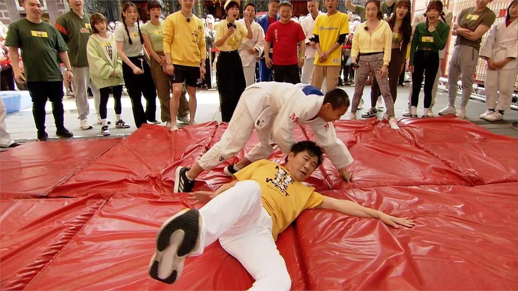 綜藝天王胡瓜被金牌柔道隊過肩摔！動作標準又專業意外曝光曾是「柔道隊」