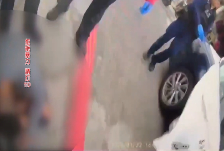 苗栗男揮「醉拳」攻擊路人 熱心民眾噴辣椒水逼退