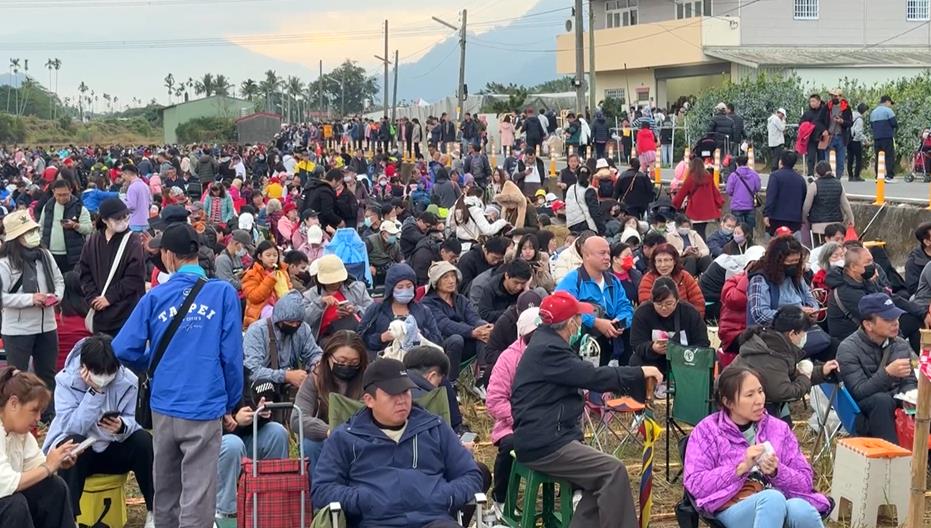 紫南宮"馬上發財"錢母夯 元旦發放人龍綿延10公里