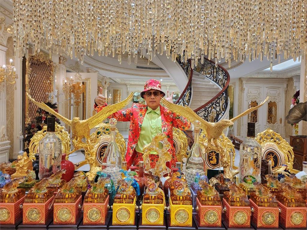 百億吊車王被直擊在路邊「吃這味」 網讚:不稀奇!黃仁勳也愛啊