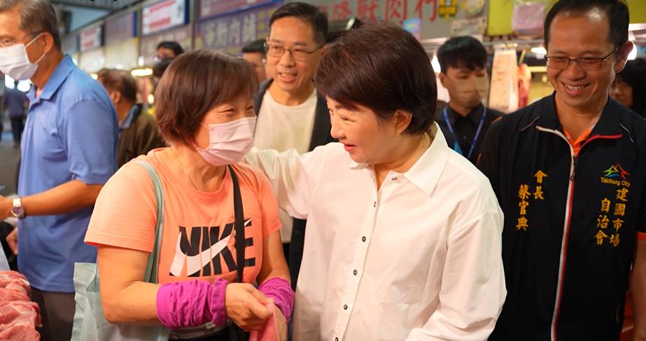 盧秀燕赴建國市場關心豬肉供應　攤商：別辦活動　快補助「卡實在」