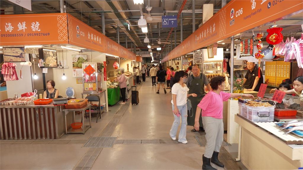 東門中繼市場正式開幕！　　攤販：老客人走不過來　人潮差3～4成