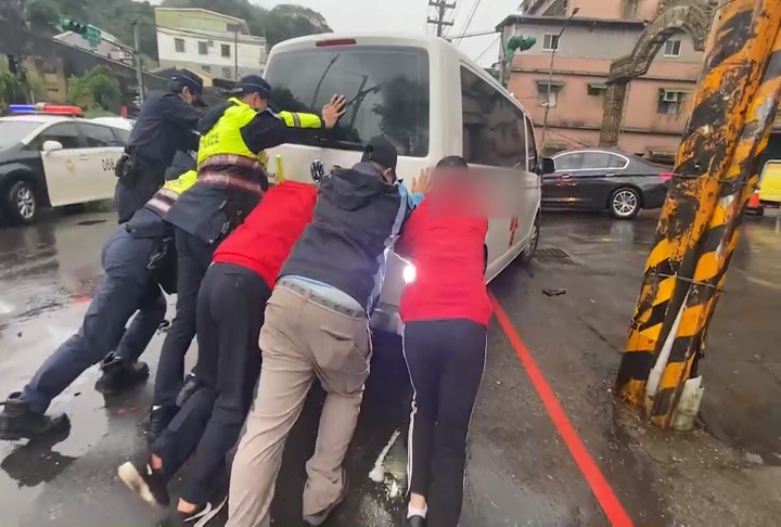 遭百萬名車追撞　救護車左側車頭幾乎不見