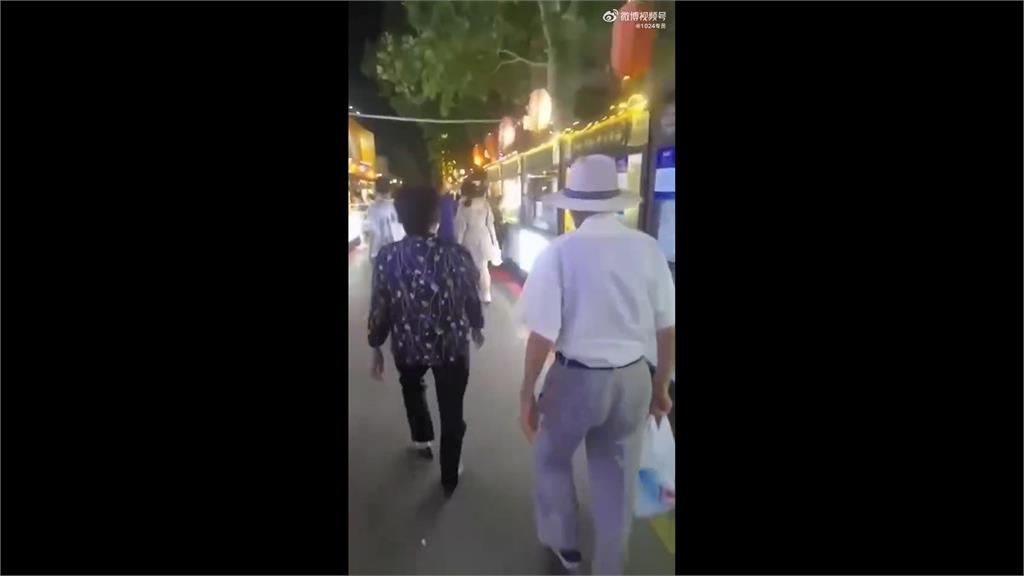 一路狂摸！中國阿公逛市集專挑年輕女性襲臀　變態行徑遭跟拍曝光